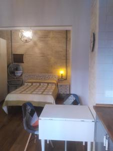 バレンシアにあるBotanico Silenceのベッドルーム1室(ベッド1台、テーブル、椅子付)