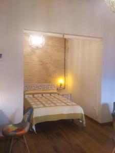 バレンシアにあるBotanico Silenceのベッドルーム(ベッド1台、ランプ、椅子付)