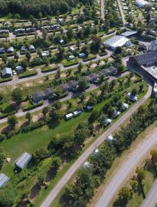 uma vista aérea de um parque de estacionamento com carros em Country Camp camping Nommerlayen em Nommern