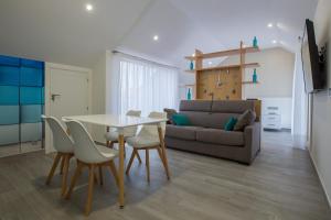 ポルトノボにあるLofts Complejo Playa Marのテーブルとソファのあるリビングルーム