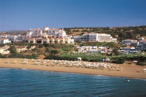 een luchtzicht op een strand met een resort bij Anassa in Polis Chrysochous