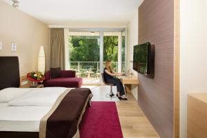 A television and/or entertainment centre at Hotel Krainerhütte