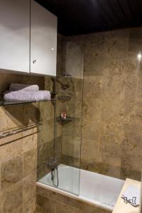 W łazience znajduje się prysznic ze szklanymi drzwiami. w obiekcie Guest H4U - Porto River View w Porto