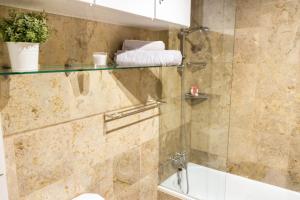 Kylpyhuone majoituspaikassa Guest H4U - Porto River View