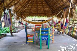 einen Spielplatz mit Hängematte und Stühlen in einem Pavillon in der Unterkunft Hospedaje Central in Moyogalpa