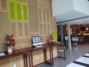 MaxoneHotels.com at Kramat tesisinde bir televizyon ve/veya eğlence merkezi