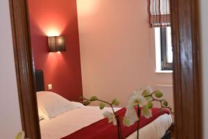 Rúm í herbergi á Hotel Le Moulin Simonis