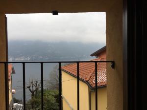 Ein allgemeiner Bergblick oder ein Berglick von des Ferienhauses aus