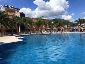 Una gran piscina azul en un complejo turístico. en Hotel Mónaco, en Villa Carlos Paz