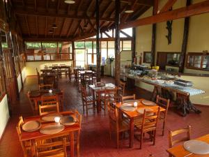 Hotel Pousada Arauna tesisinde bir restoran veya yemek mekanı