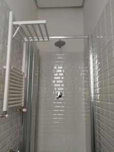 una doccia con porta in vetro in bagno di Al Sale a Cagliari