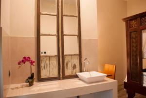 a bathroom with a sink and a window at Casa Narrow Villa in Nembrala