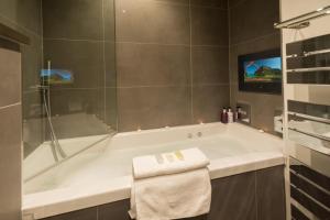 愛丁堡的住宿－邦妮拜德艾瓦公寓，一间带毛巾和浴缸的浴室