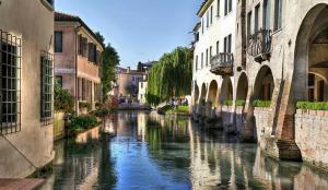 vista su un canale tra due edifici di Ca' degli Armati a Noale