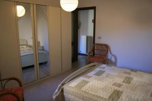 ティニャーレにあるAlloggio Gio'のベッドルーム(ベッド1台、鏡付)