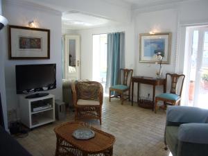 - un salon avec un canapé et une télévision dans l'établissement Sunrise Terrace Apartment, à Lisbonne