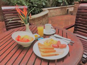 Boutique Hotel Palacio في سانتو دومينغو: طاولة مع طبق من الطعام و صحن من الفواكه
