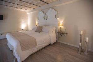 レッチェにあるPalazzo Belsantiのベッドルーム(白い大型ベッド、ランプ2つ付)