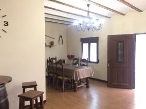 Reštaurácia alebo iné gastronomické zariadenie v ubytovaní Casa Rivera Río Jucar
