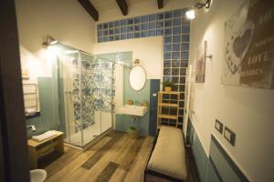La salle de bains est pourvue d'une douche et d'un lavabo. dans l'établissement Cristiano, à Cosenza