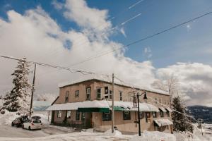 The Flying Steamshovel Inn v zimě