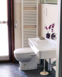 een badkamer met een toilet en een wastafel bij Appartamento Romantico in Cremona