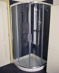 een douche met een glazen deur in een keuken bij Appartamento Romantico in Cremona