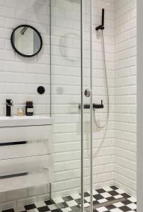 W łazience znajduje się prysznic ze szklanymi drzwiami. w obiekcie Górska Apartament w Warszawie