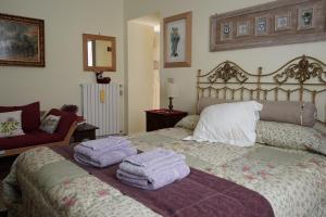ローマにあるGianicolo Penny's Garden a Roma centroのベッドルーム1室(ベッドに折りたたみ式タオル2枚付)