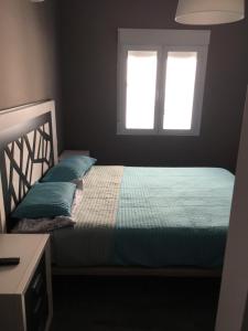 ネルハにあるCasa Azulのベッドルーム1室(枕2つ、窓付)