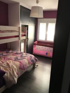 ネルハにあるCasa Azulのベッドルーム(二段ベッド1組、窓付)