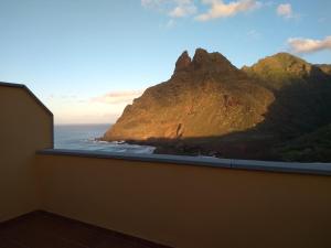 a room with a view of the ocean and a mountain at PLAYA Y MONTAÑA: NATURALEZA Y ARMONÍA in La Laguna
