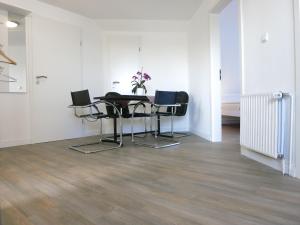 a dining room with a table and chairs at Ferienwohnung Hamburg / Lüneburg in Scharmbeck