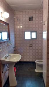 une salle de bain avec un lavabo et des toilettes dans l'établissement Hospedaje Legus, à San Carlos de Bariloche