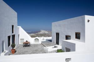 a view of the courtyard of a white building at Villa Fabrica Santorini in Pyrgos