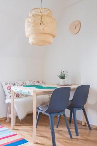 mesa de comedor con 2 sillas y lámpara en SG Apartments, en Bergen