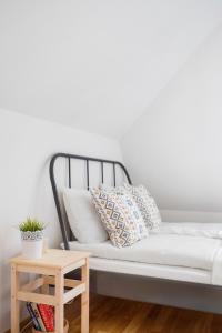 Cette chambre comprend un lit avec des oreillers et une table. dans l'établissement SG Apartments, à Bergen