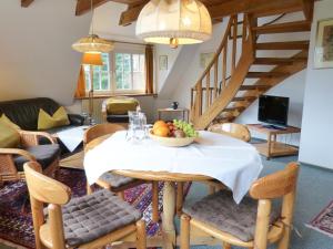 a living room with a table with a bowl of fruit on it at Ferienwohnung Bi Elschen in Nebel