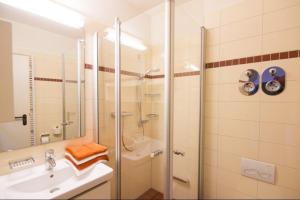 a bathroom with a glass shower and a sink at Haus Therese Ferienwohnung *Feodora* (App.11) in Wittdün