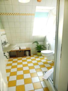 a bathroom with a toilet and a sink at Haus Nordlicht Ferienwohnung *Auer Lun* in Nebel