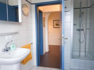 ノルドドルフにあるFerienwohnung *Reetblick*のバスルーム(シャワー、洗面台、トイレ付)