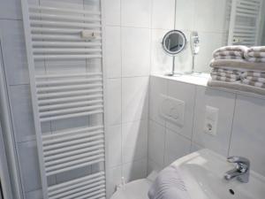 諾德多夫的住宿－Ferienwohnung *Reethuk*，带淋浴和盥洗盆的白色浴室