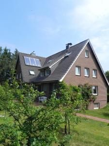 una casa con pannelli solari sul tetto di Haus *Üüs Aran* Wohnung Nr. 2 a Wittdün