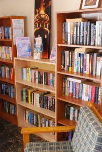 a book shelf filled with lots of books at Crescent Hasirci Hotel in Dalyan