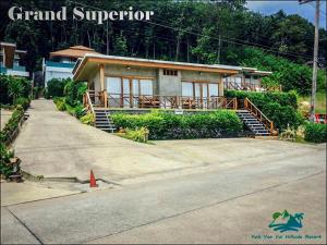 une maison assise sur le côté d'une rue dans l'établissement Koh Yao Yai Hillside Resort, à Ko Yao Yai