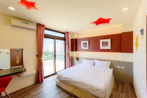 Tempat tidur dalam kamar di Tiramisu places Sea view Homestay