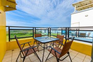 Rõdu või terrass majutusasutuses Tiramisu places Sea view Homestay