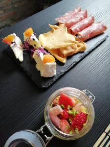 una mesa con dos platos de comida y un bol de fruta en Zucchero sui Baffi- Food Lovers B&B en Mantova