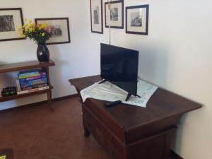 Televízia a/alebo spoločenská miestnosť v ubytovaní Villa Margherita