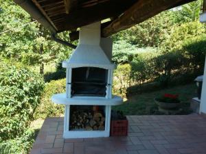un horno al aire libre en la parte superior de un patio en Villa Margherita, en Nizza Monferrato